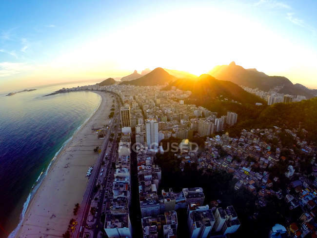 Luftaufnahme des Copacabana-Strandes bei Sonnenuntergang, Rio de Janeiro, Brasilien — Stockfoto