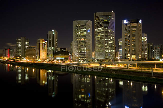 Vista panorámica del Distrito Financiero de Itaim Bibi y el río por la noche, Sao Paulo, Sao Paulo State, Brasil - foto de stock