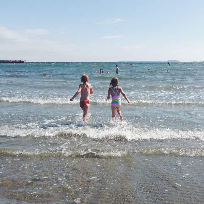 Crianças felizes à beira-mar — Fotografia de Stock