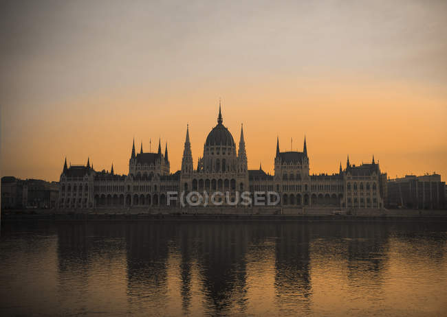 Vista panorámica del edificio del Parlamento al amanecer, Budapest, Hungría - foto de stock
