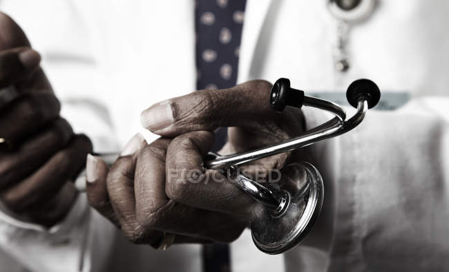 Mani ravvicinate del medico di sesso maschile che tiene lo stetoscopio — Foto stock