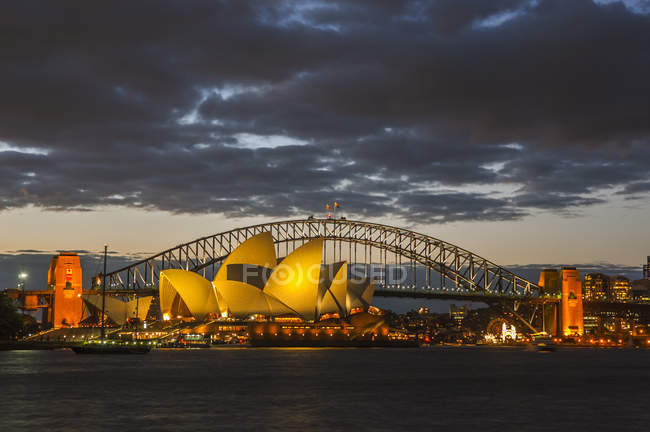 Austrália, Sydney, Sydney Opera House e Harbor Bridge ao pôr do sol — Fotografia de Stock
