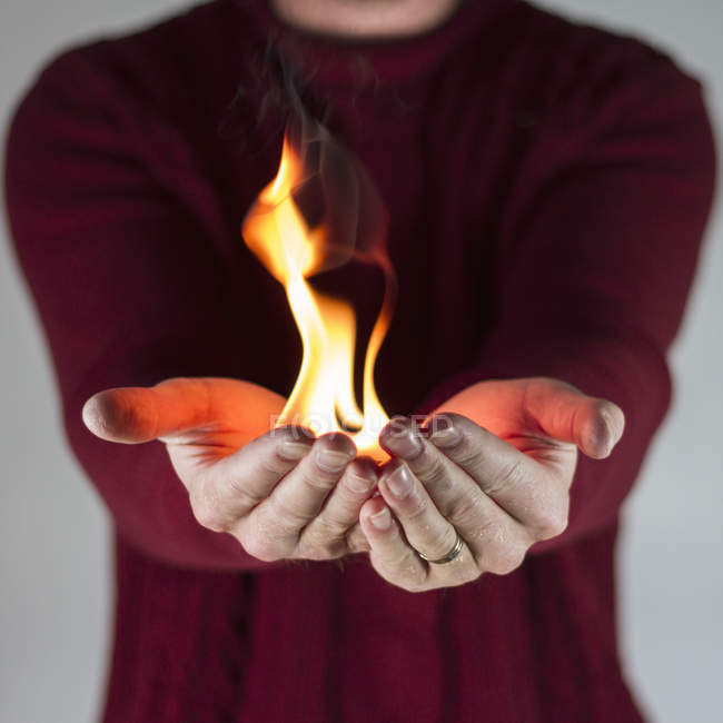 Обітнутого зображення чоловік тримає вогню — стокове фото