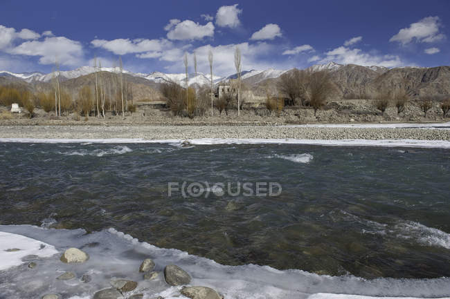 Vista panorâmica do rio Indus no inverno, Ladakh, Índia — Fotografia de Stock