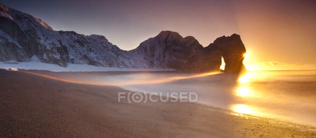 Vue panoramique sur Durdle Door et la plage de sable au lever du soleil, Dorset, Angleterre, Royaume-Uni — Photo de stock