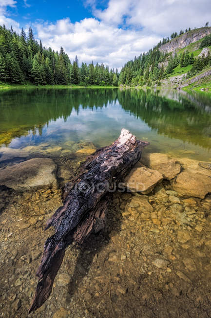 Malerischer Blick auf Landschaft mit See in den Bergen — Stockfoto