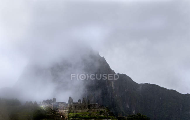 Vista panorámica de la niebla sobre el majestuoso Machupicchu, Valle de Urubamba, Cusco, Perú - foto de stock