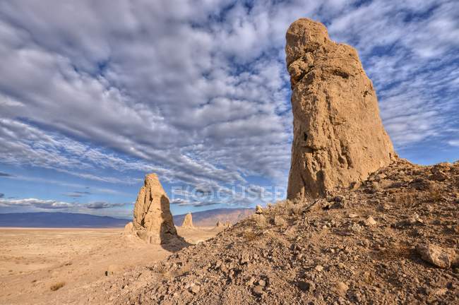 Vista panorámica de Trona Pinnacles National Natural Landmark, desierto de Mojave, California, EE.UU. - foto de stock