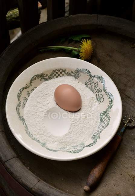 Ciotola con farina e uovo, pronta per la preparazione — Foto stock