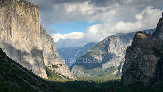 Valle de Yosemite en día nublado, Parque Nacional de Yosemite, California, Estados Unidos - foto de stock