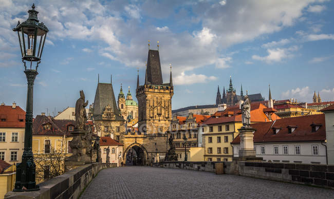 Vista panorámica de la torre del puente Mala Strana y el Castillo de Praga desde el Puente de Carlos, Praga, República Checa - foto de stock