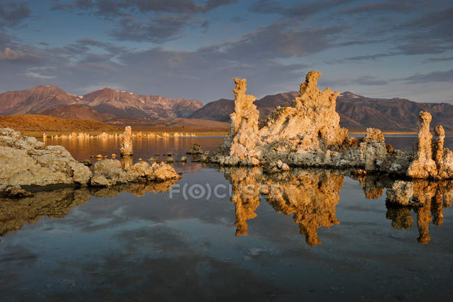 États-Unis, Californie, Tufa, vue majestueuse sur le lac Mono au lever du soleil — Photo de stock