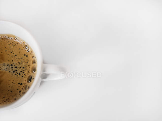 Tazza di caffè su sfondo bianco con spazio di copia — Foto stock