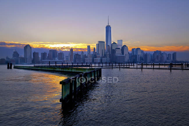 Vista panorámica de la ciudad al amanecer, Nueva York, EE.UU. - foto de stock