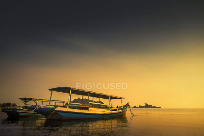 Bateaux traditionnels pour le transport insulaire, Beitung Island, Indonésie — Photo de stock