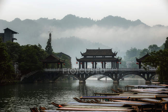 Bâtiment ancien et bateaux traditionnels, Feng Huang, Hunan, Chine — Photo de stock