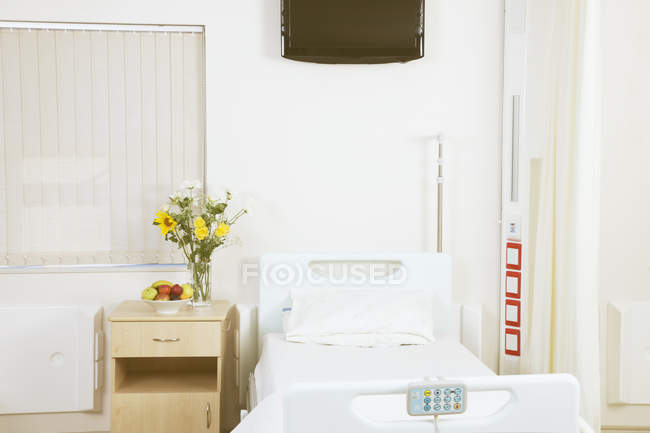 Cama vacía en habitación privada del hospital - foto de stock