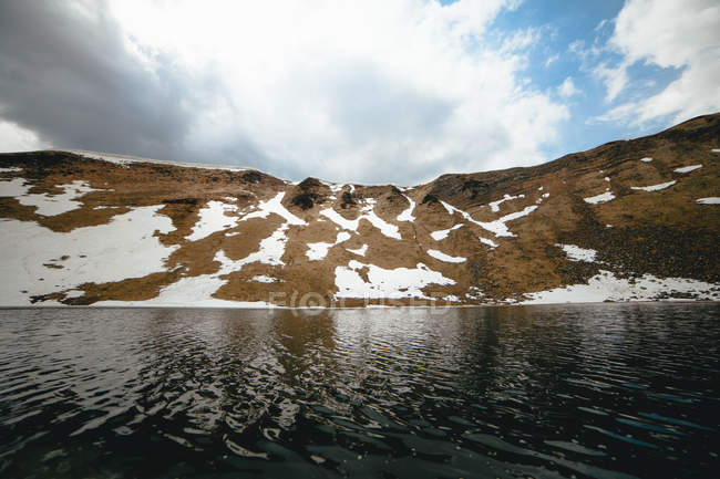 Vue panoramique du paysage avec lac de montagne — Photo de stock
