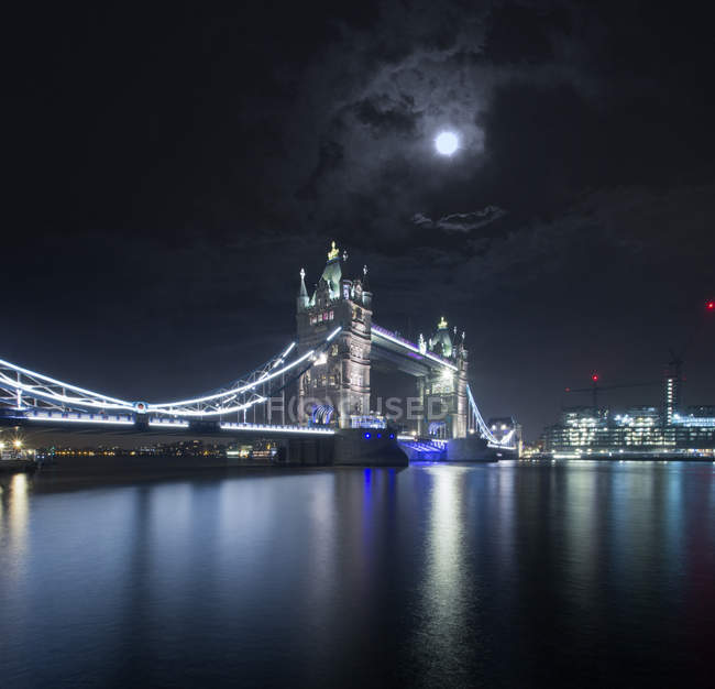 Nachtansicht der Tower Bridge, London, Großbritannien — Stockfoto