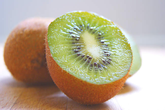 Nahaufnahme reifer, appetitanregender Kiwi-Früchte auf Holztisch — Stockfoto