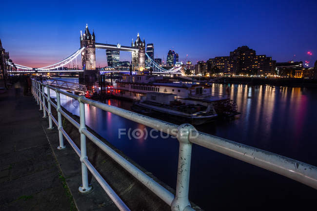Vista panorámica del Tower Bridge al atardecer, Londres, Inglaterra, Reino Unido - foto de stock