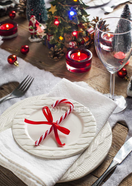 Apparecchiatura tavola di Natale con decorazioni e piatti — Foto stock