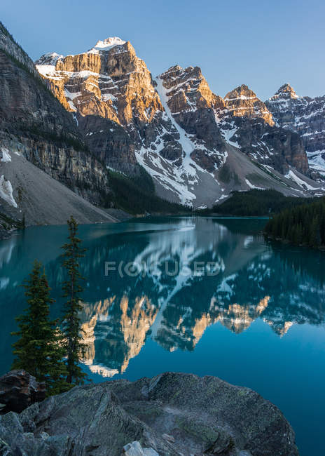 Fascinating view of Moraine Lake and Valley of Ten Peaks, Banff National Park, Alberta, Canada — Stock Photo