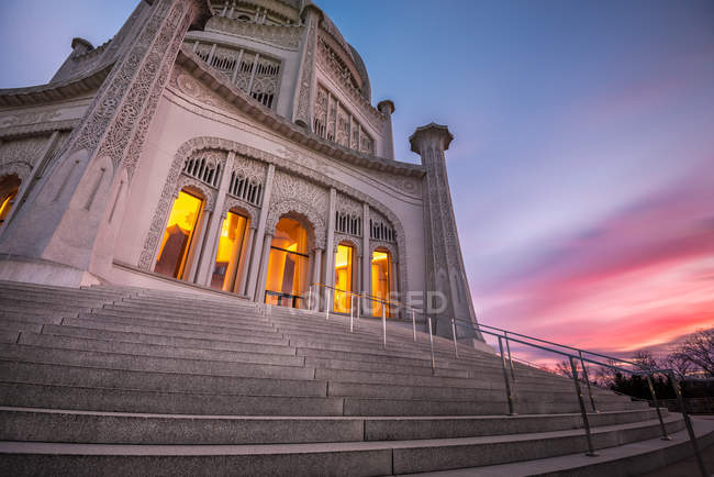 USA, Illinois, Chicago, Evanston, Bahai Temple, Tempio illuminato contro il cielo lunatico del tramonto — Foto stock