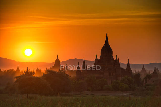 Myanmar, Mandalay, Bagan, templos Stupas de budistas siluetas contra el cielo de la mañana - foto de stock