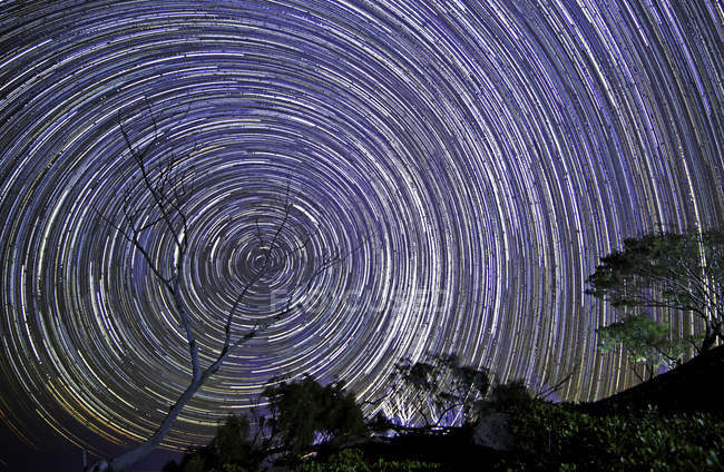 Estrelas em espiral no céu noturno, exposição longa — Fotografia de Stock