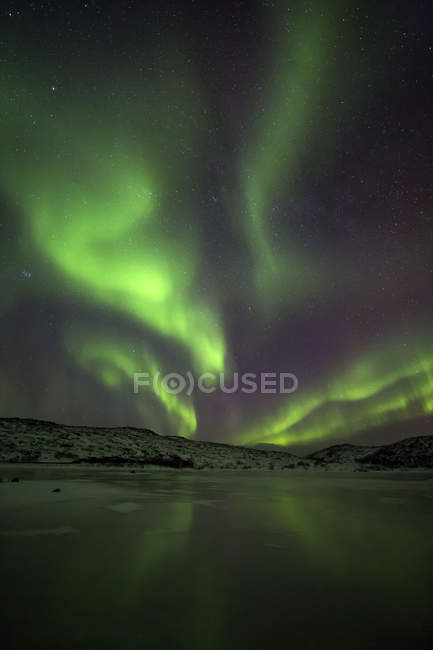 Норвегия, Тромсо, северное сияние над замерзшим фьордом — стоковое фото