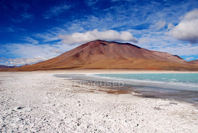 Вулкан Ликанкабур, видимый с берега Лагуна Верде, Альтиплано, Боливия — стоковое фото