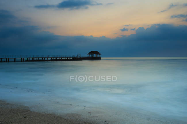 Indonésie, Anyer, Nuages bleus sur la mer avec silhouette de jetée — Photo de stock