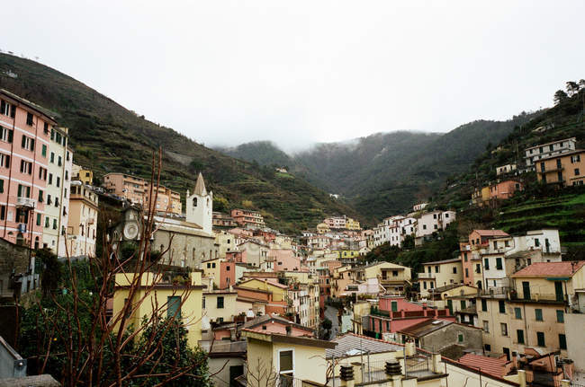 Italia, Liguria, Cinque Terre, vista panorámica del paisaje urbano - foto de stock