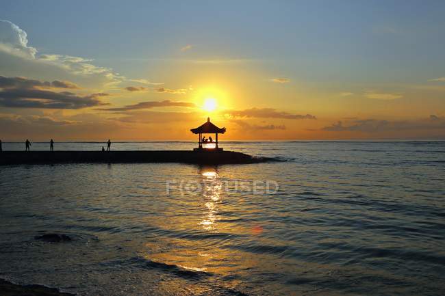 Живописный вид на восход солнца в Сануре, Бали — стоковое фото