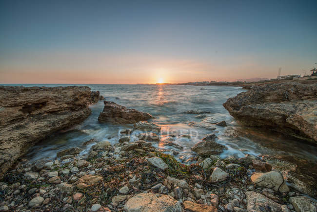 Vista panorámica de la puesta de sol sobre el mar, Italia, Sicilia - foto de stock