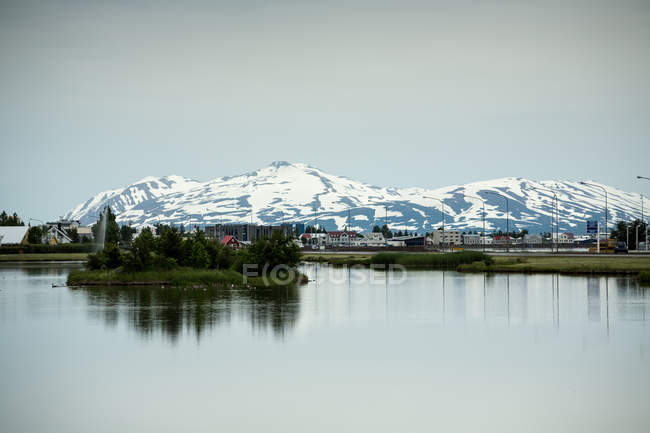 Мальовничим видом з гори у фоновому режимі, Akureyri Ісландії, Eyjafjordur, townscape — стокове фото