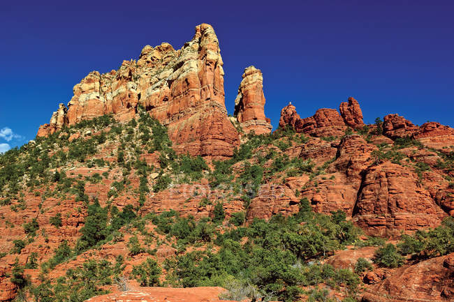 Crimson Cliffs and Snoopy Rock, США, Аризона, Седона — стоковое фото
