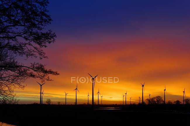 Alemanha, Baixa Saxônia, Frísia Oriental, turbinas eólicas perto de Spetzerfehn — Fotografia de Stock