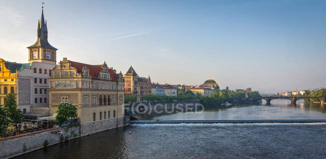 Vista panorámica del hermoso río Moldava, República Checa, Praga - foto de stock