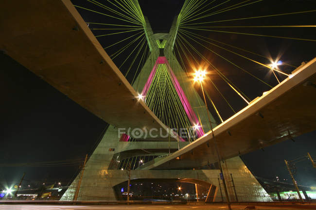 Brasil, Sao Paulo State, Sao Paulo, Octavio Frias de Oliveira bridge at night - foto de stock