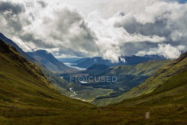Scozia, Highlands, Glen Etive, vista panoramica del cielo nuvoloso sopra la valle — Foto stock