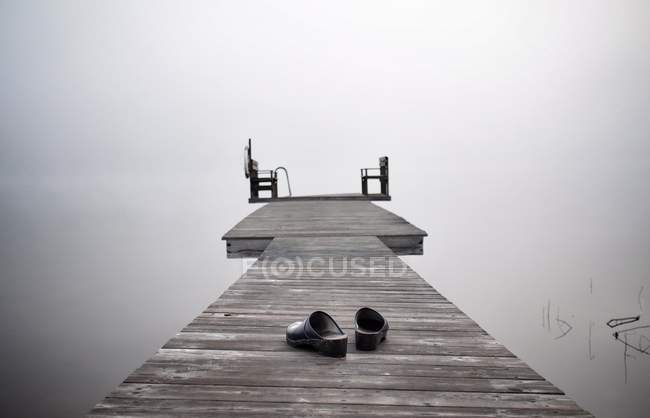 Vista panoramica delle scarpe sul molo di legno, Dalarna, Svezia — Foto stock