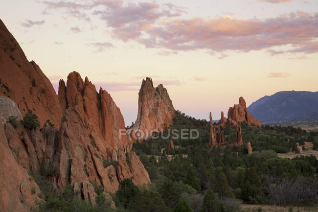 Vista panorâmica da paisagem com rochas e floresta, EUA, Colorado, El Paso County, Colorado Springs — Fotografia de Stock