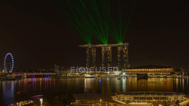 Vue panoramique de Marina Bay la nuit, Singapour — Photo de stock