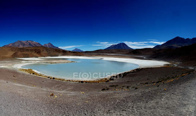 Vista panorámica de laguna salada en montañas, Bolivia, Altos del Sur, Laguna Roja , - foto de stock