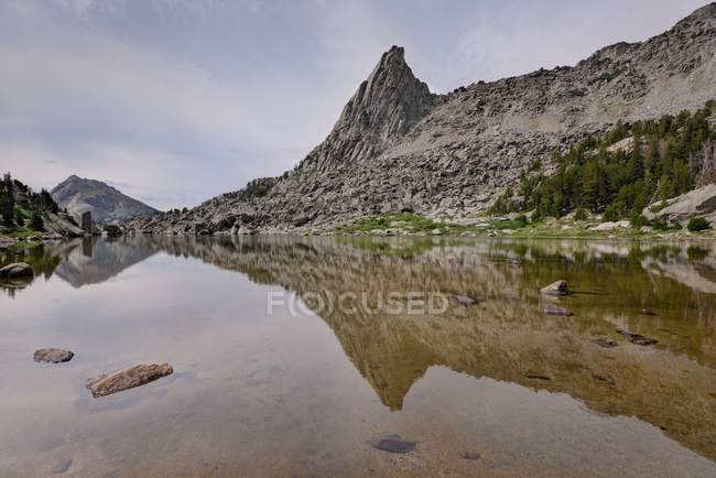 Scenic View of North Lake and Sundance Pinnacle, Bridger-Teton National Forest, Wyoming, USA — Stock Photo