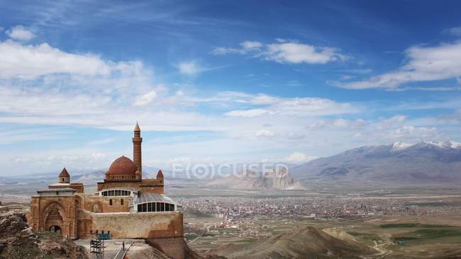 Vista panorâmica do Palácio Ishak Pasa contra a majestosa paisagem, Turquia — Fotografia de Stock