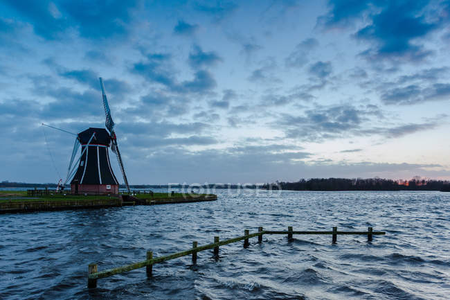 Malerischer Blick auf Mühle der Helfer, Haren, Groningen, Holland — Stockfoto