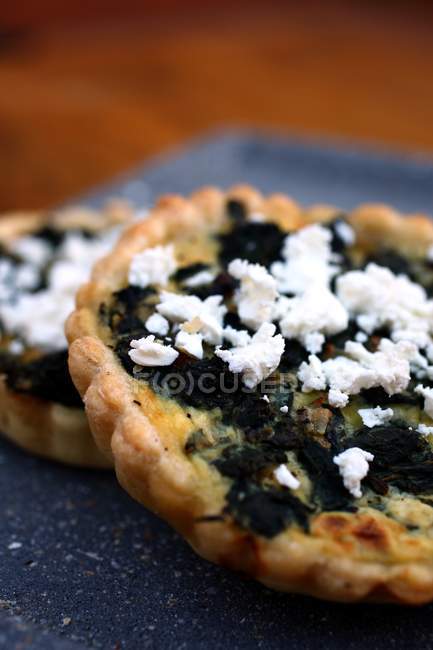 Close-up view of healthy and tasty spinach and feta quiche — Stock Photo